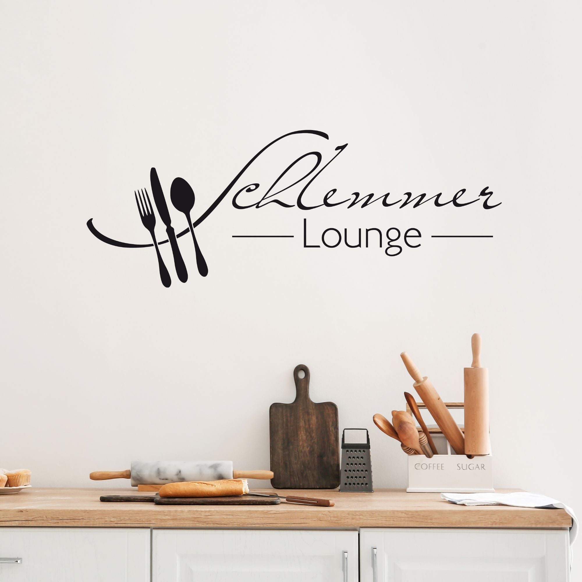 Schwarzer Wandaufkleber "Schlemmer Lounge" mit Besteckmotiven.