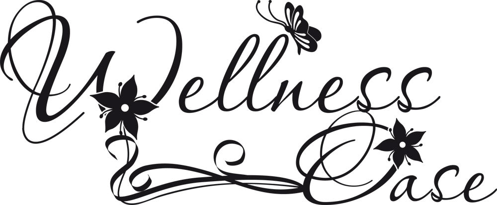 Schwarzer Schriftzug "Wellness Case" mit Blumen und Schmetterlingen.