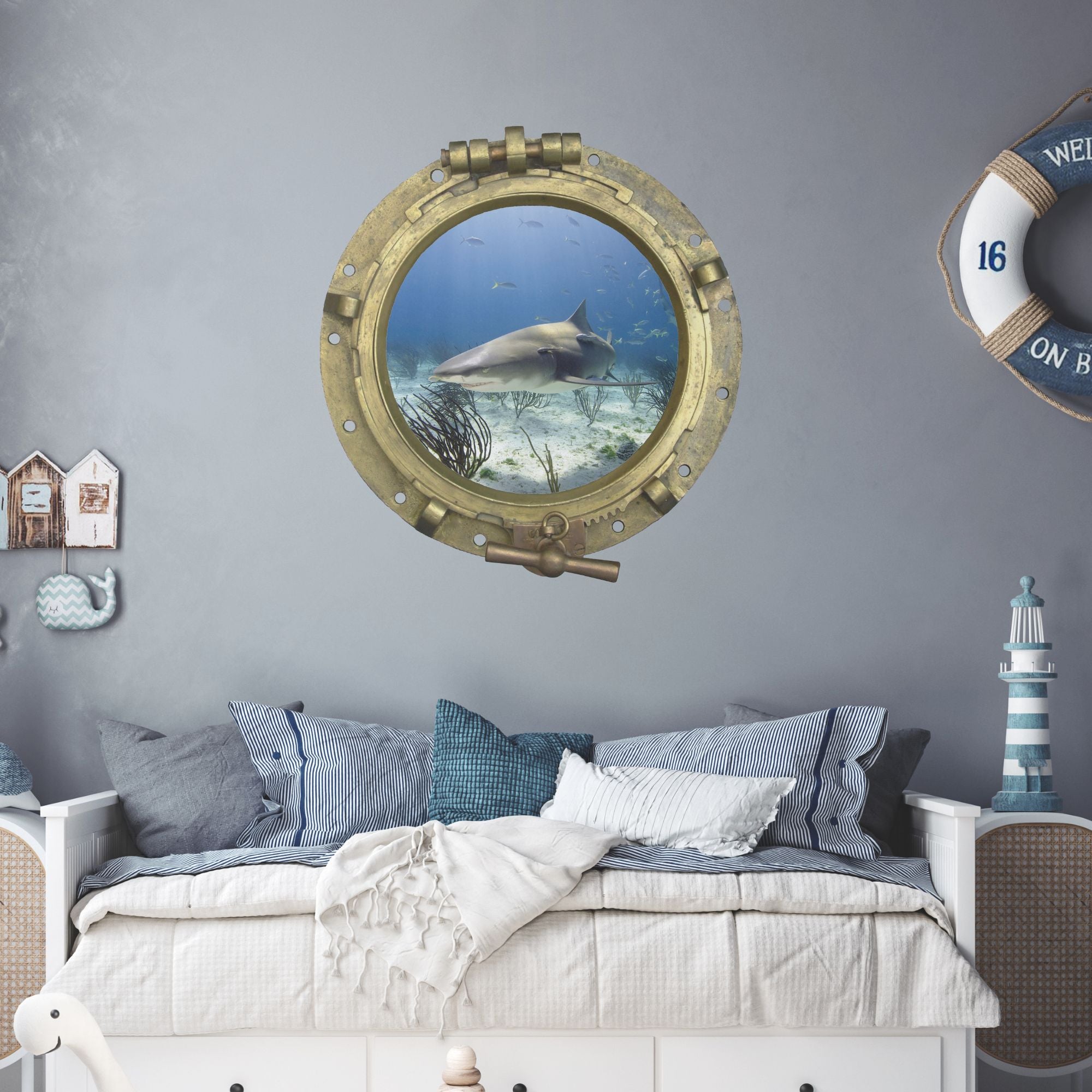 Runder Bullaugenrahmen mit Unterwasser-Szene und Hai.