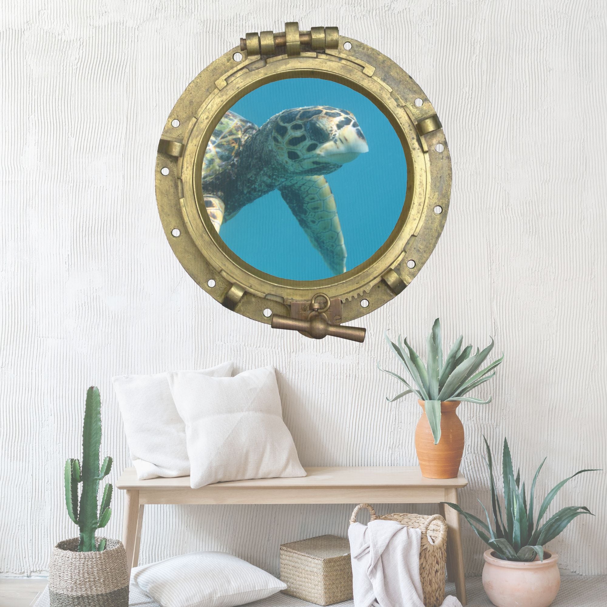 Schildkröte hinter goldenen Bullaugen, blaue Unterwasserwelt.