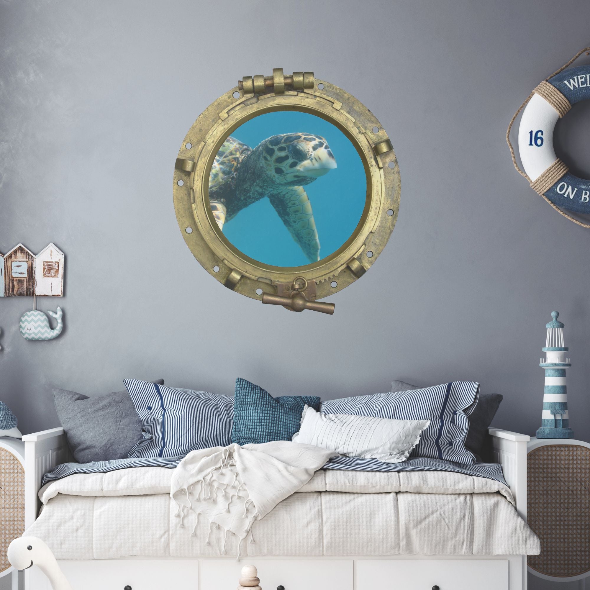 Schildkröte durch Bullauge, goldfarbener Rahmen, blaue Wand.