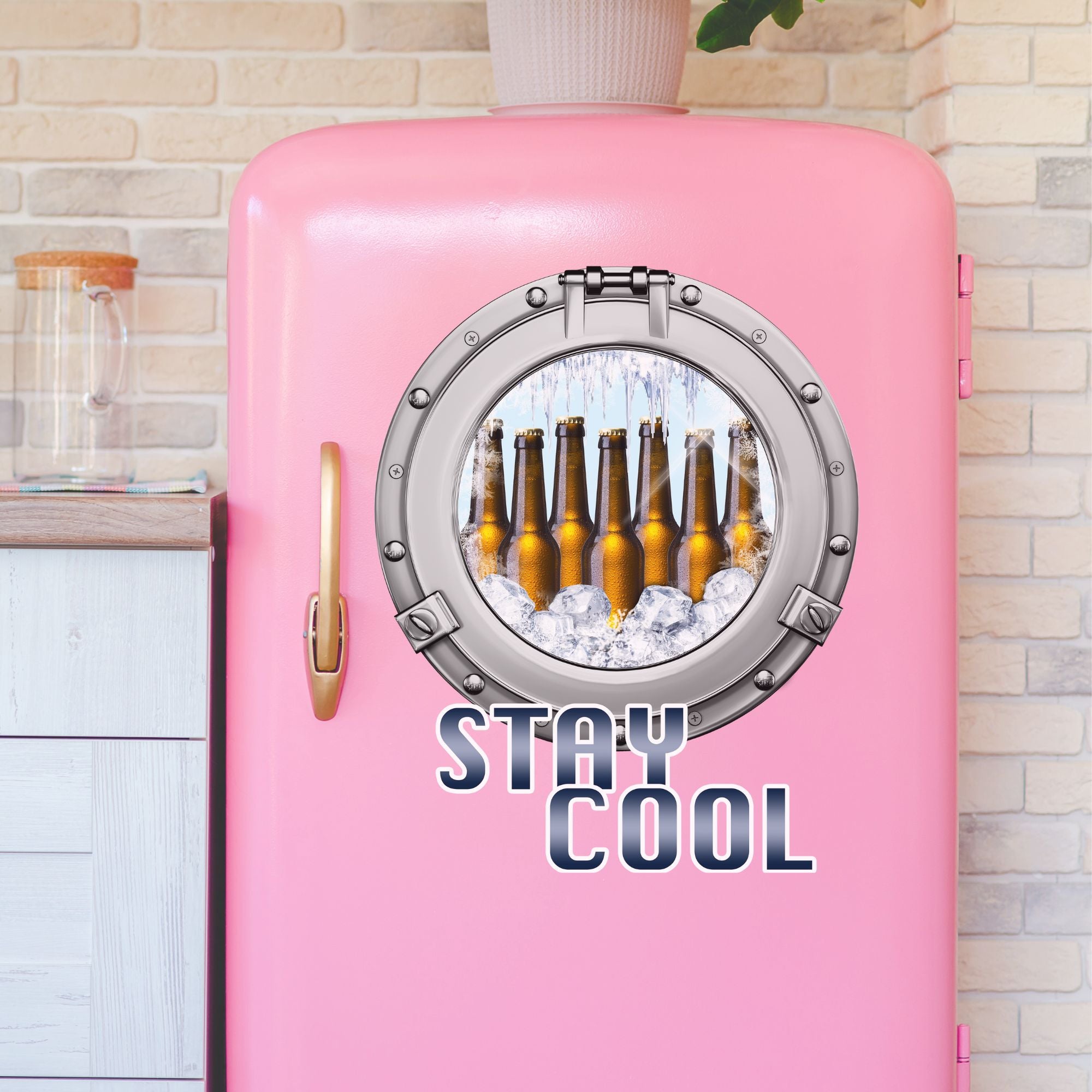 Rosa Kühlschrank mit Bullauge und „STAY COOL“-Schriftzug.
