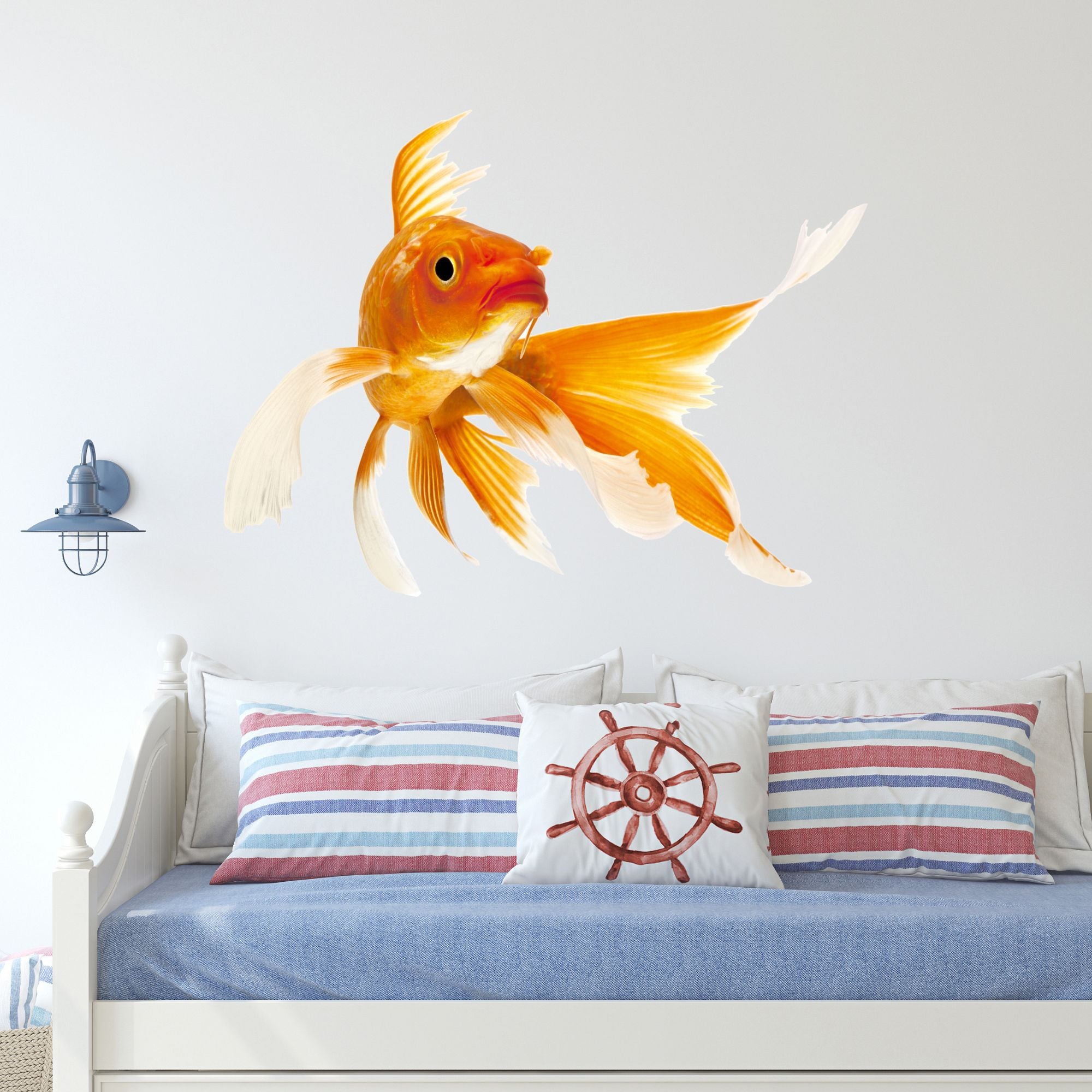 Goldfisch in leuchtendem Orange, schwebend an der Wand.
