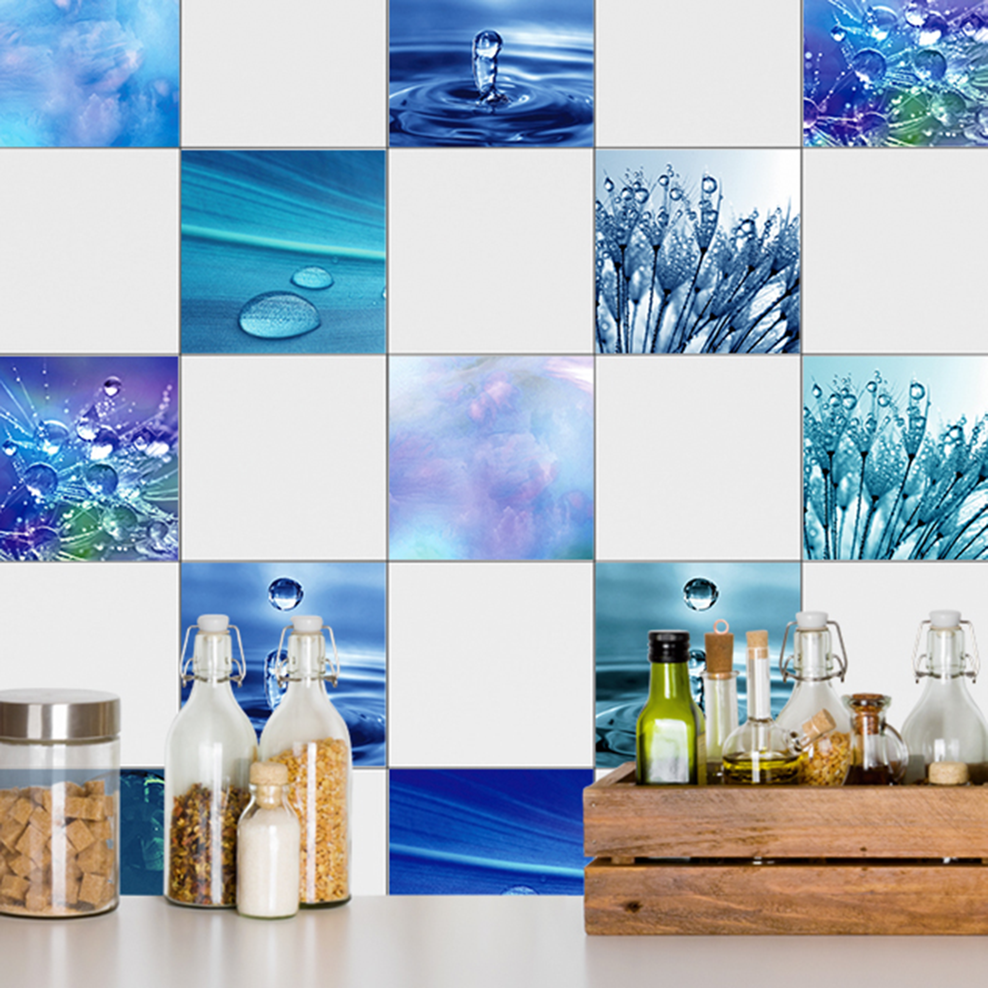 Blaue Fliesen mit Wasser- und Tropfenmotiven, dekorative Gläser.