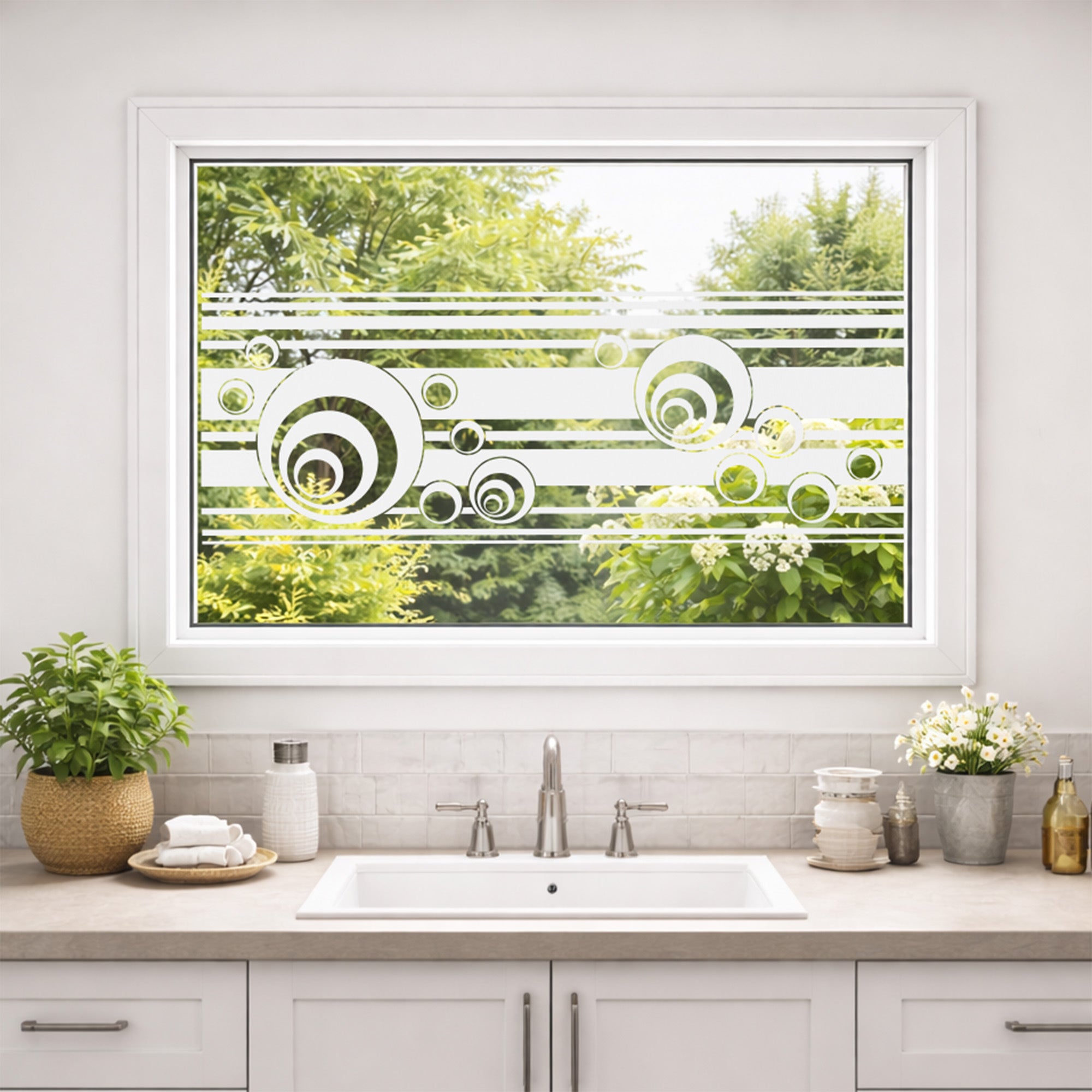 Fensterfolie mit kreisförmigen Mustern in Weiß und Schwarz.