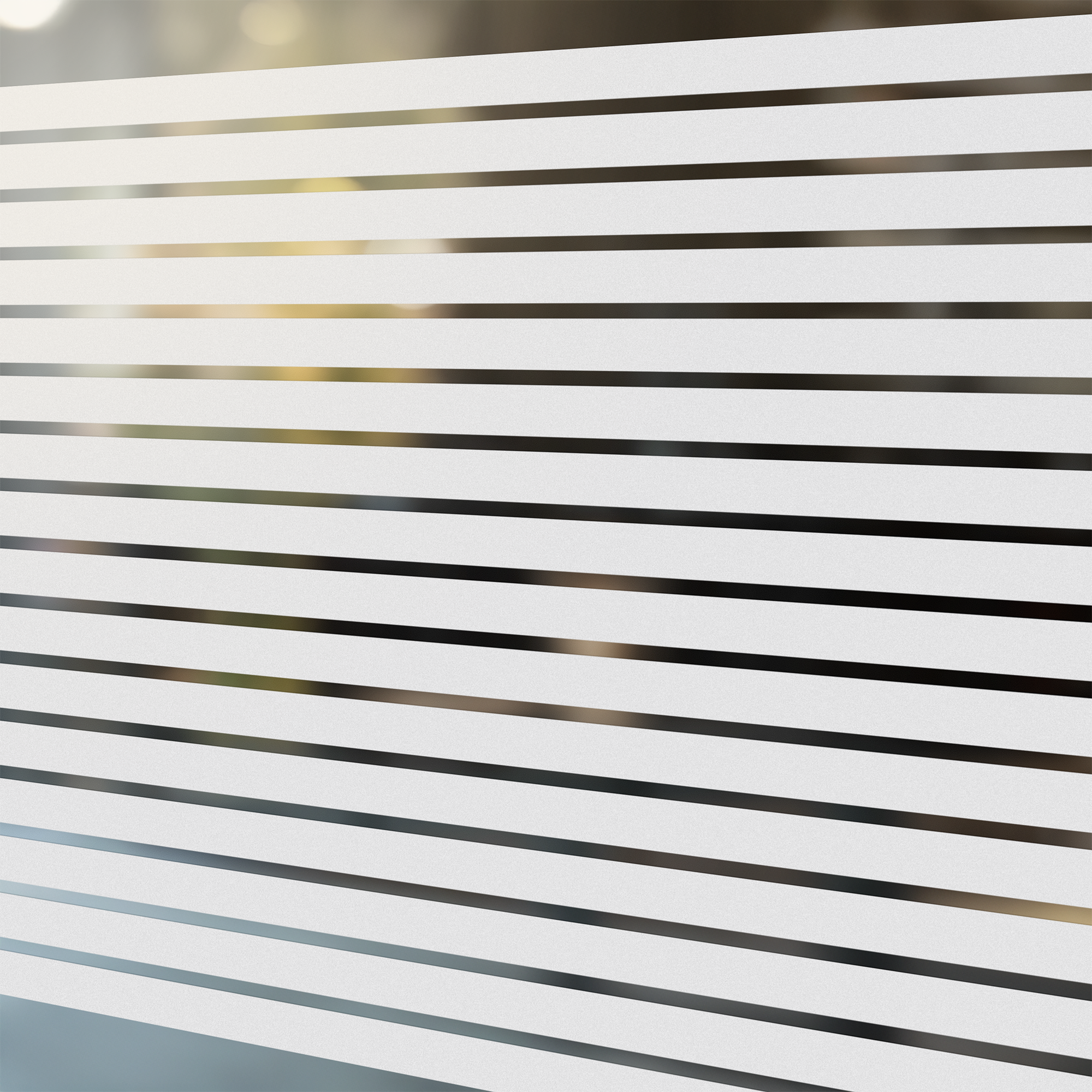 Detailansicht der Milchglas Fensterfolie mit horizontalen Streifen – dekorativer Sichtschutz für Fenster