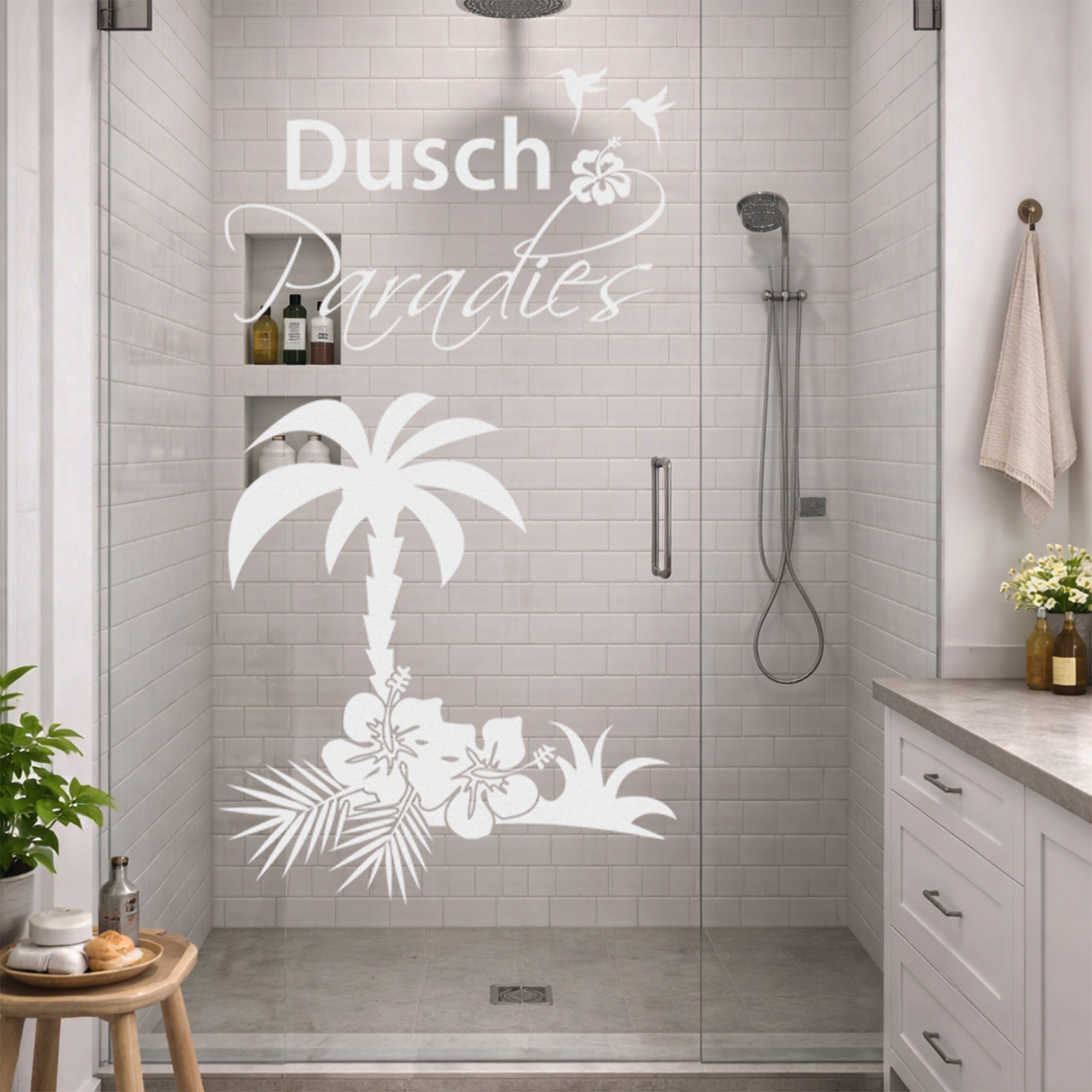Duschabtrennung mit weißem Palmen-Design und Schriftzug.