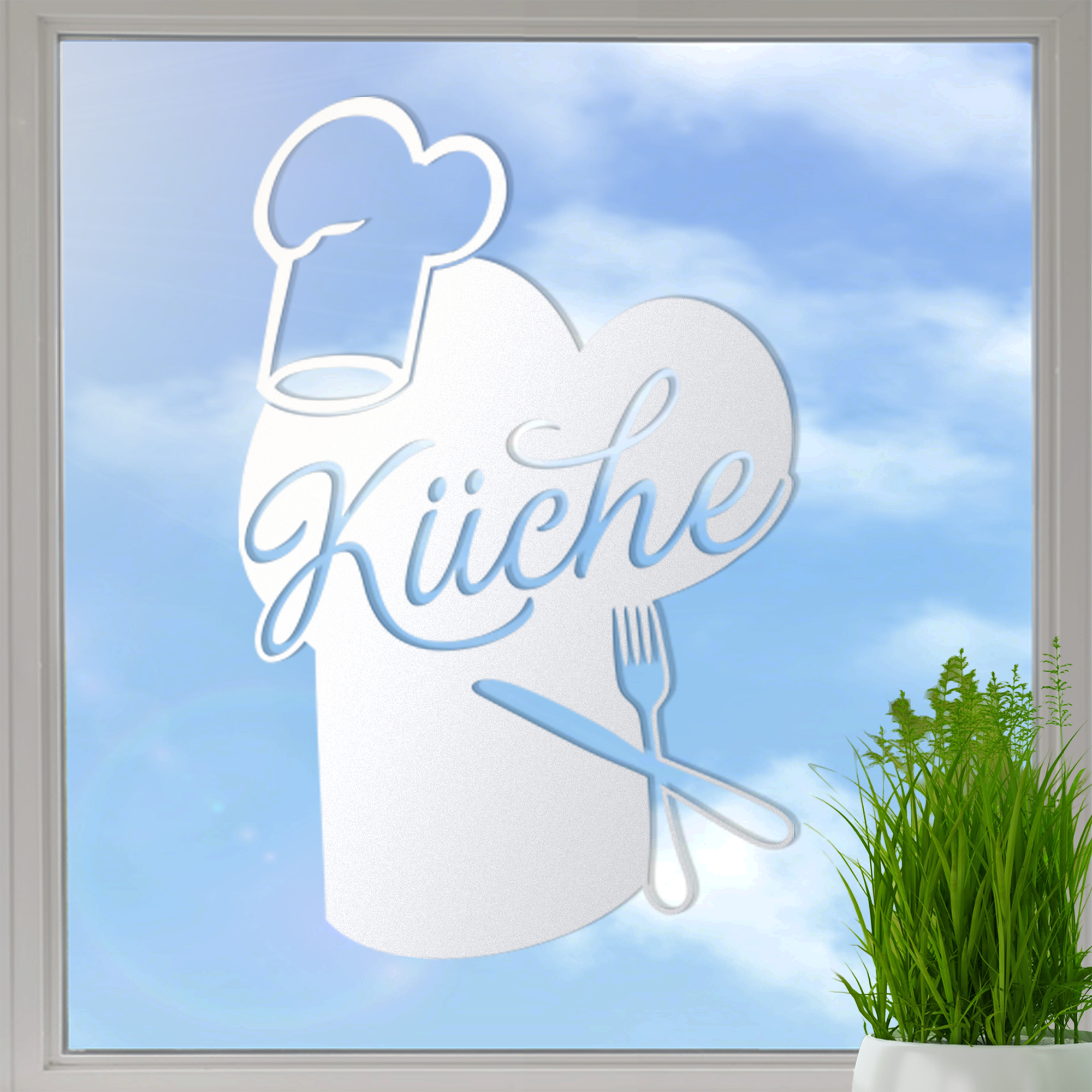 Küchenfensterdekoration mit Kochmütze und Besteck in Weiß.