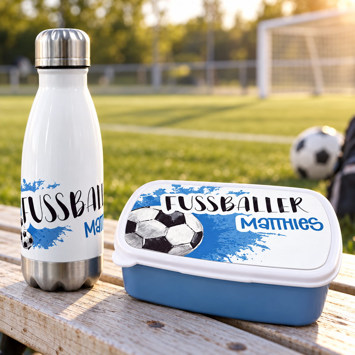 Brotdose und Trinkflasche mit Fußballer-Motiv im Alltag
