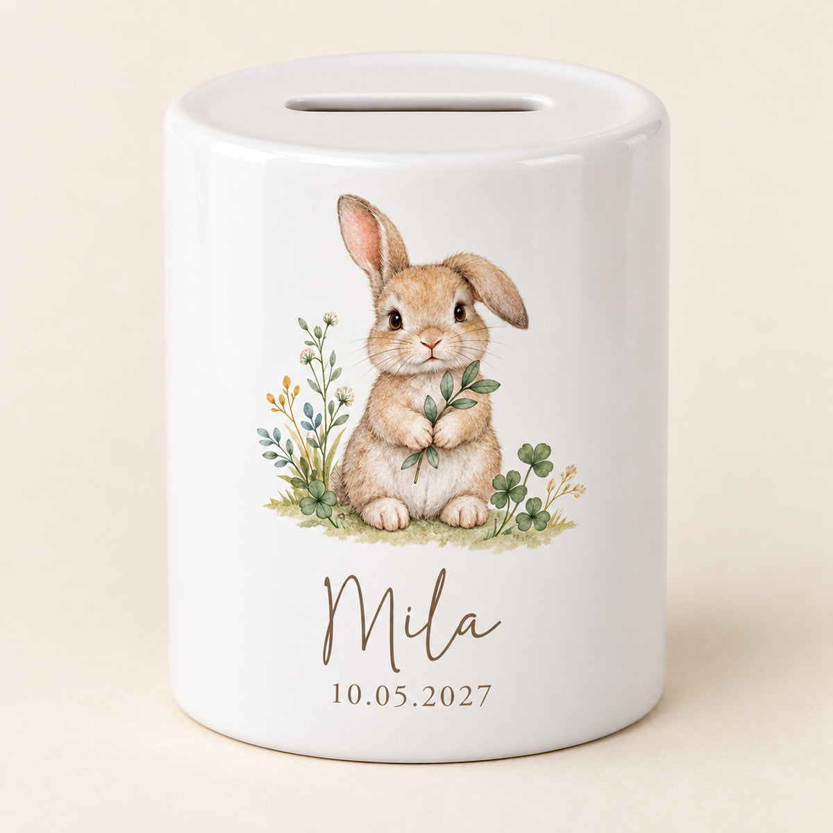 Hase mit Blätterzweig: Spardose mit Beispielname Mila und Datum 10.05.2027, Vorderseite