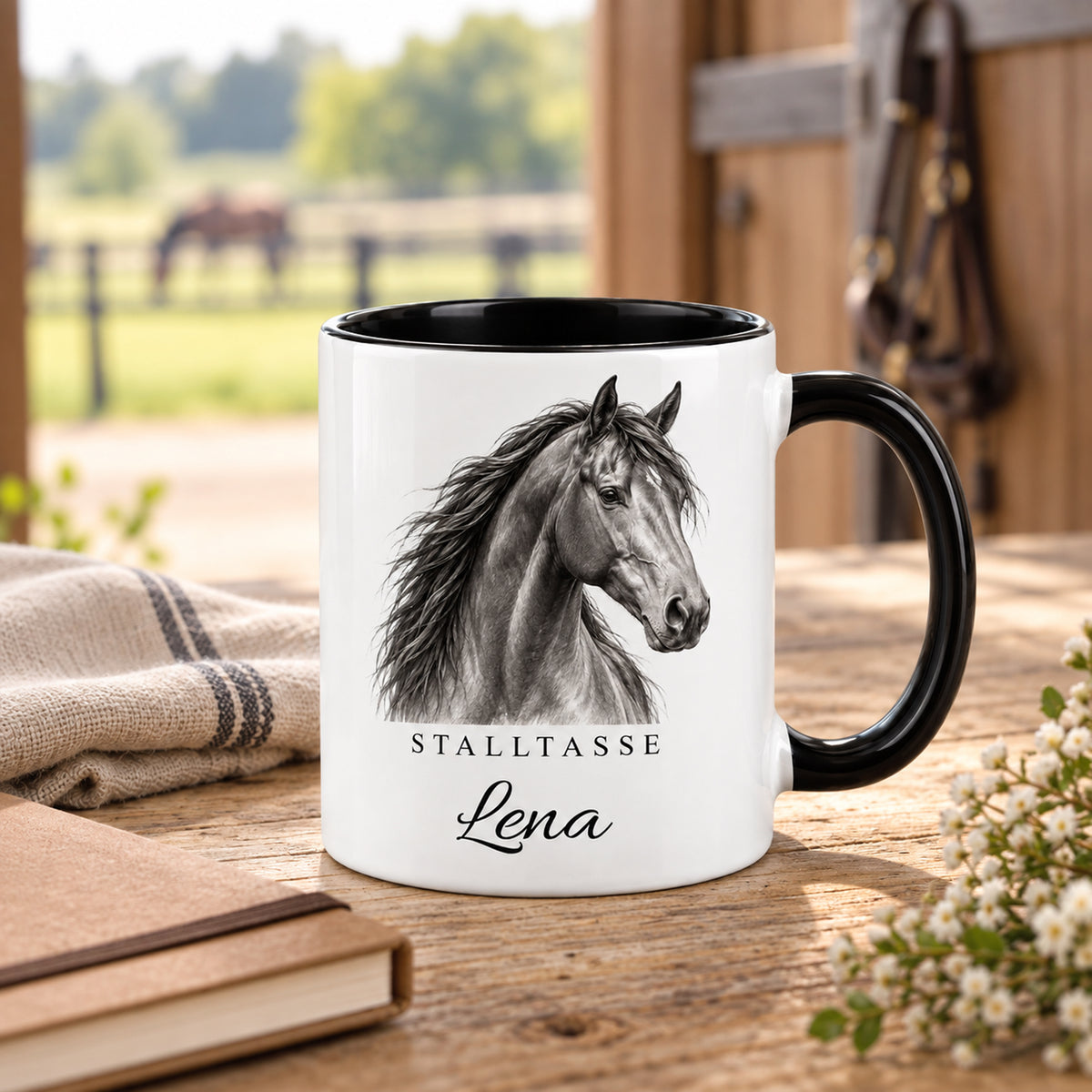 Stalltasse mit Namen Lena – Edles Pferdeporträt, schwarzer Henkel und Innenraum – Stallpause