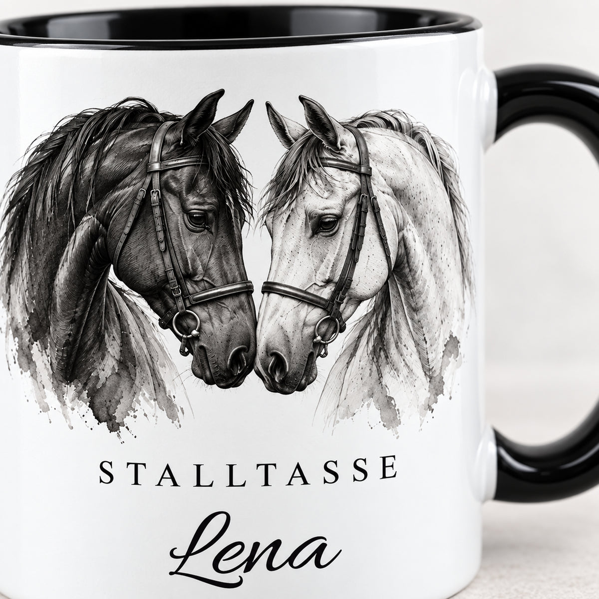 Stalltasse mit Namen Lena – Verbundenheit, schwarzer Henkel und Innenraum – Motivdetail