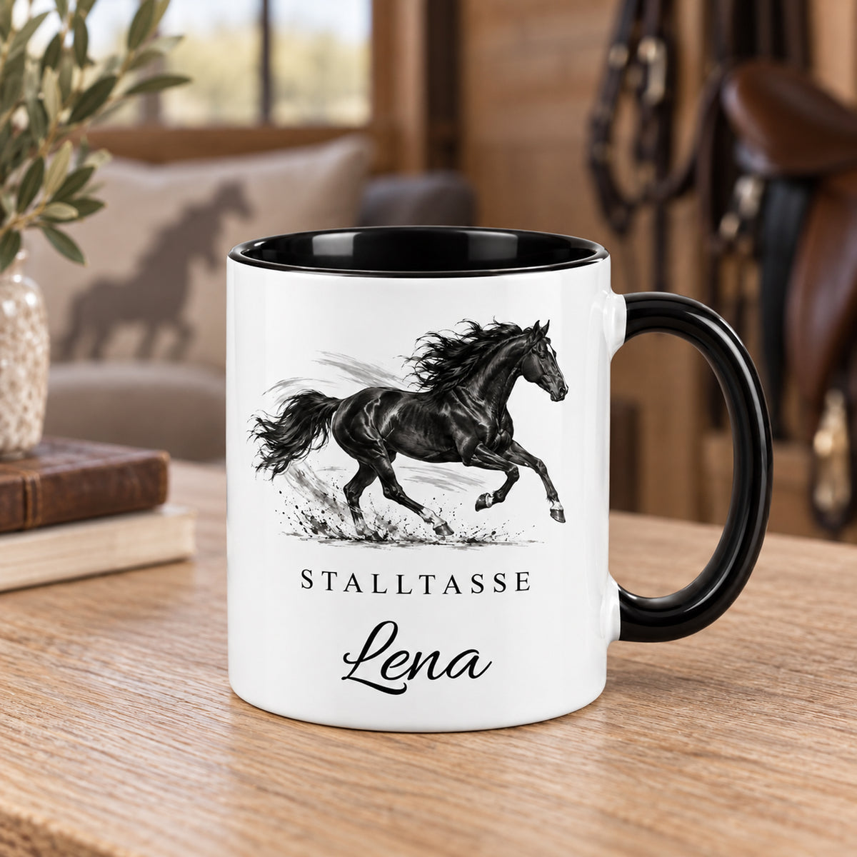 Stalltasse mit Namen Lena – Freier Galopp, schwarzer Henkel und Innenraum – Schrägansicht