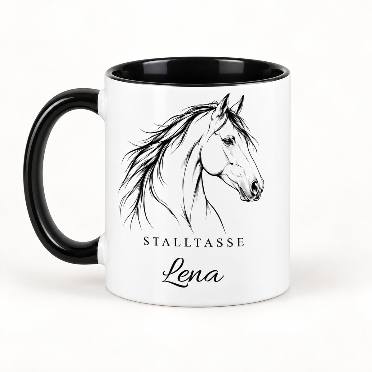 Stalltasse mit Namen Lena – Klare Pferdelinie, schwarzer Henkel und Innenraum – Rückseite