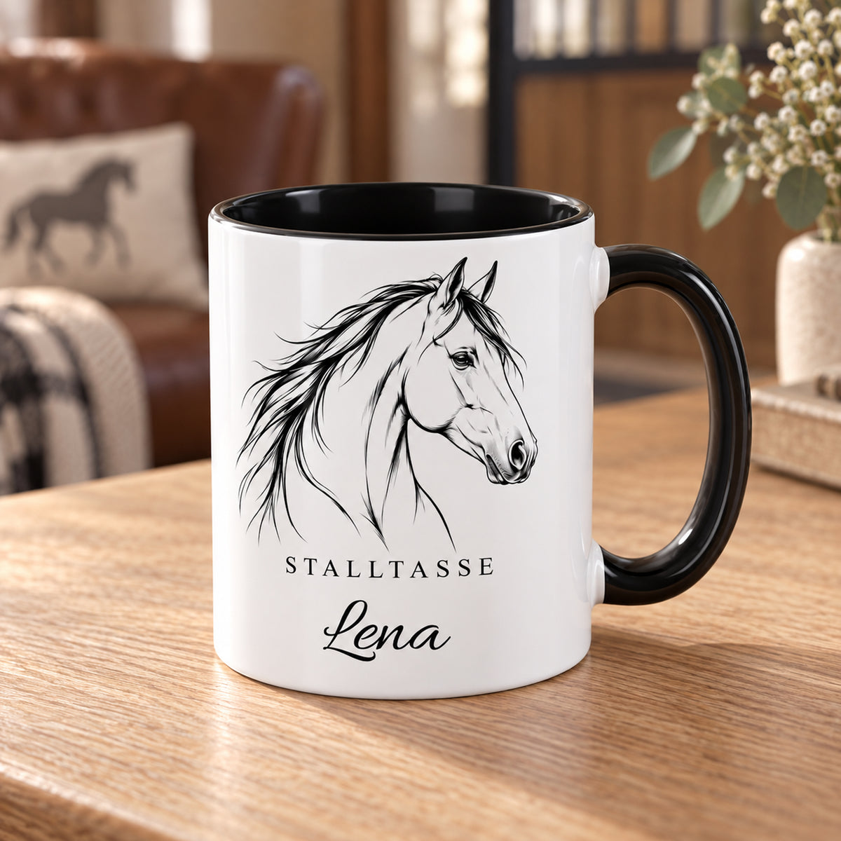 Stalltasse mit Namen Lena – Klare Pferdelinie, schwarzer Henkel und Innenraum – Schrägansicht