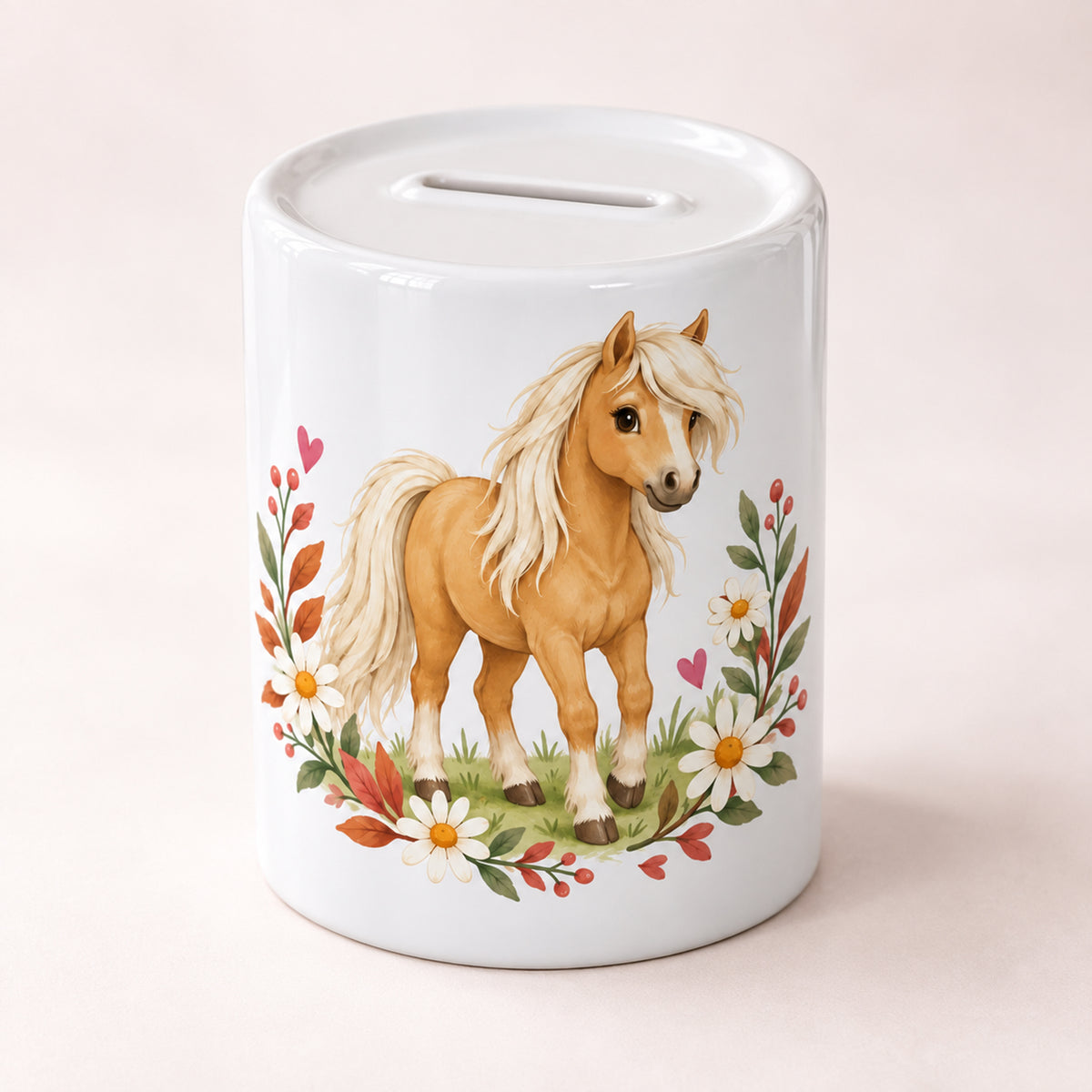 Schräge Ansicht der weißen Keramik-Spardose Mein Ponyglück mit Pferdemotiv und sichtbarem Münzschlitz.
