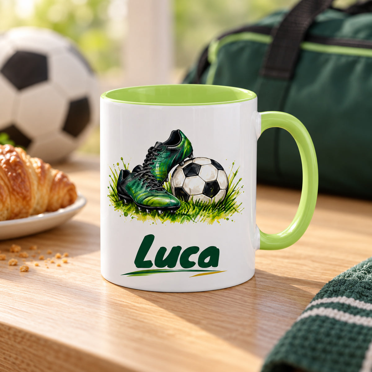 Hellgrüne Fußballtasse Bereit fürs Spiel mit Beispielname Luca: Tasse in einer Alltagsszene