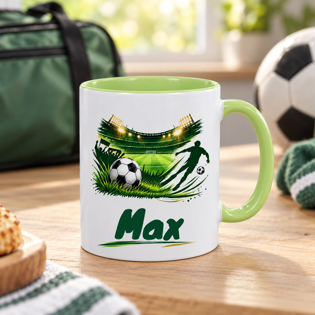 Hellgrüne Fußballtasse Stadionliebe mit Beispielname Max: Tasse in einer Alltagsszene