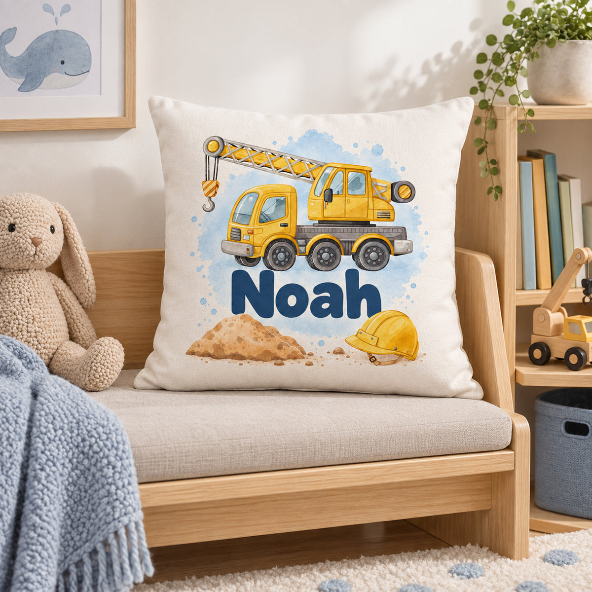 Kissenbezug mit Kran und Beispielname Noah in einer Kinderzimmer-Leseecke.