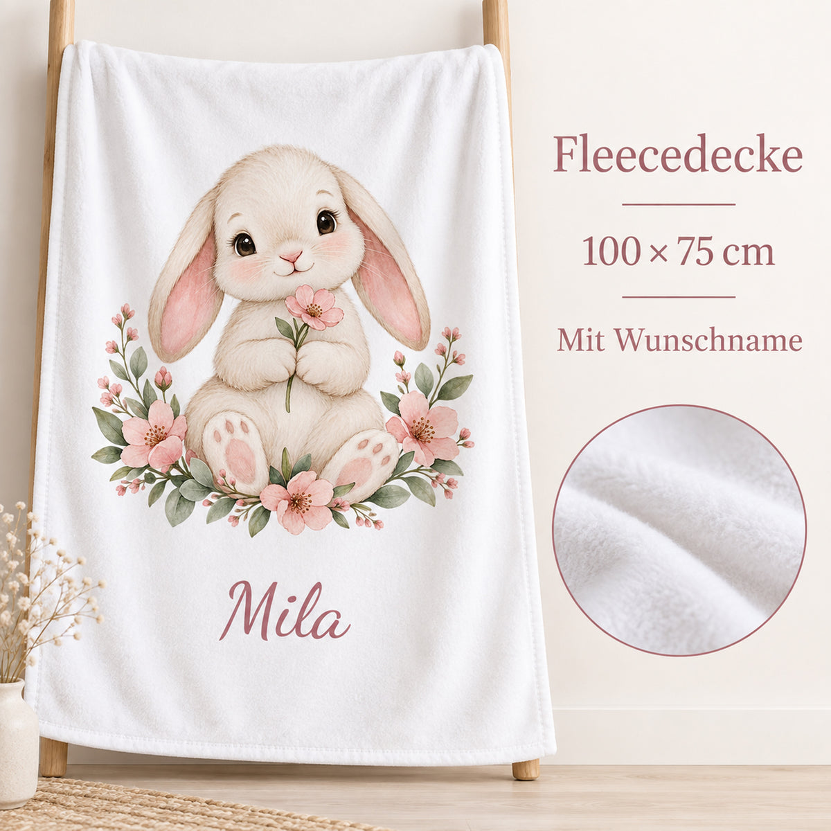 Weiße Babydecke mit Blumenhäschen und Beispielname Mila – produktdetails