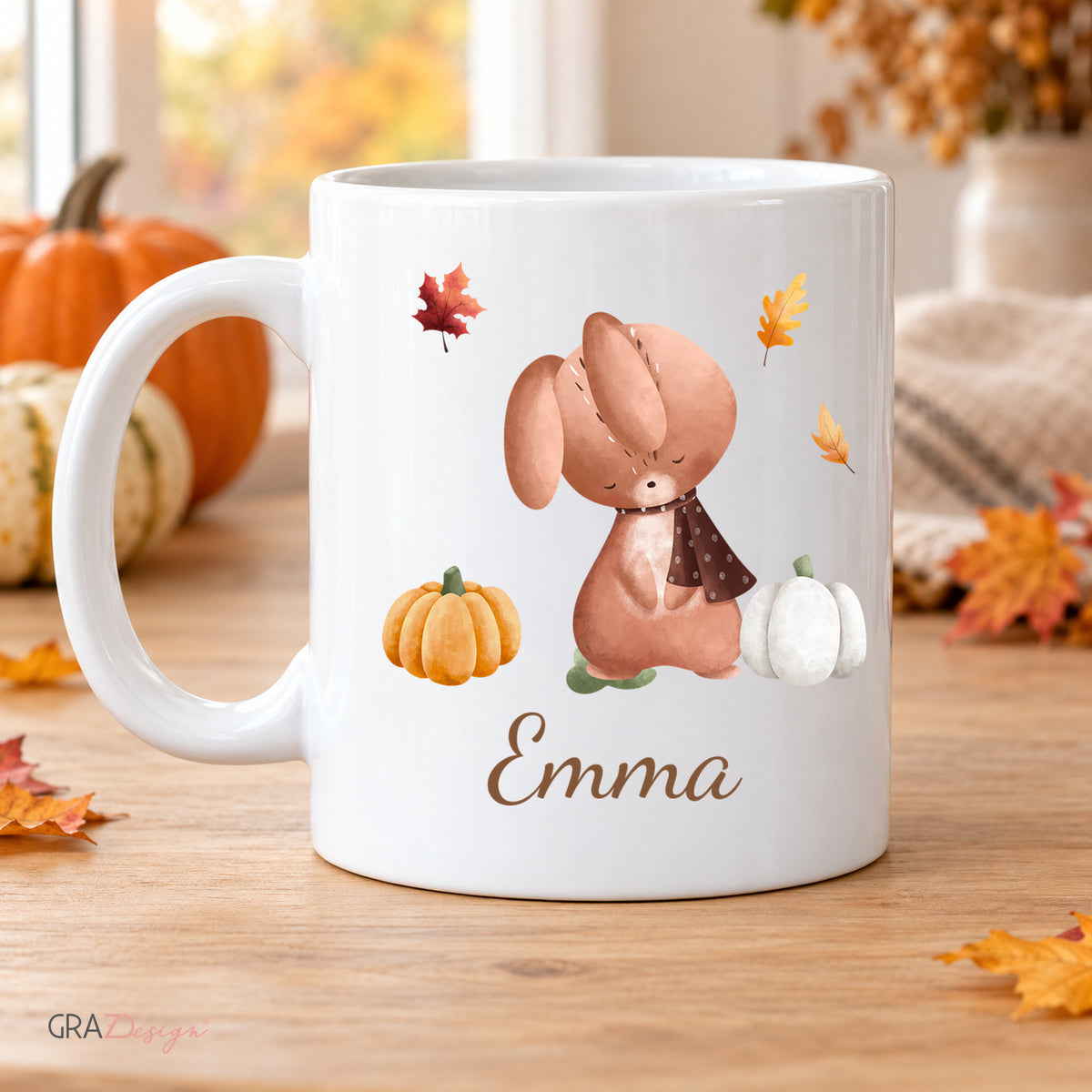 Personalisierte Herbsttasse mit hase in herbstlicher Tischszene