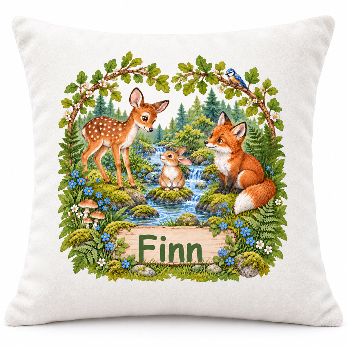 Studioansicht des Off-White-Kissens mit Waldtiermotiv „Entdeckung am Waldbach“ und Namensbeispiel Finn.
