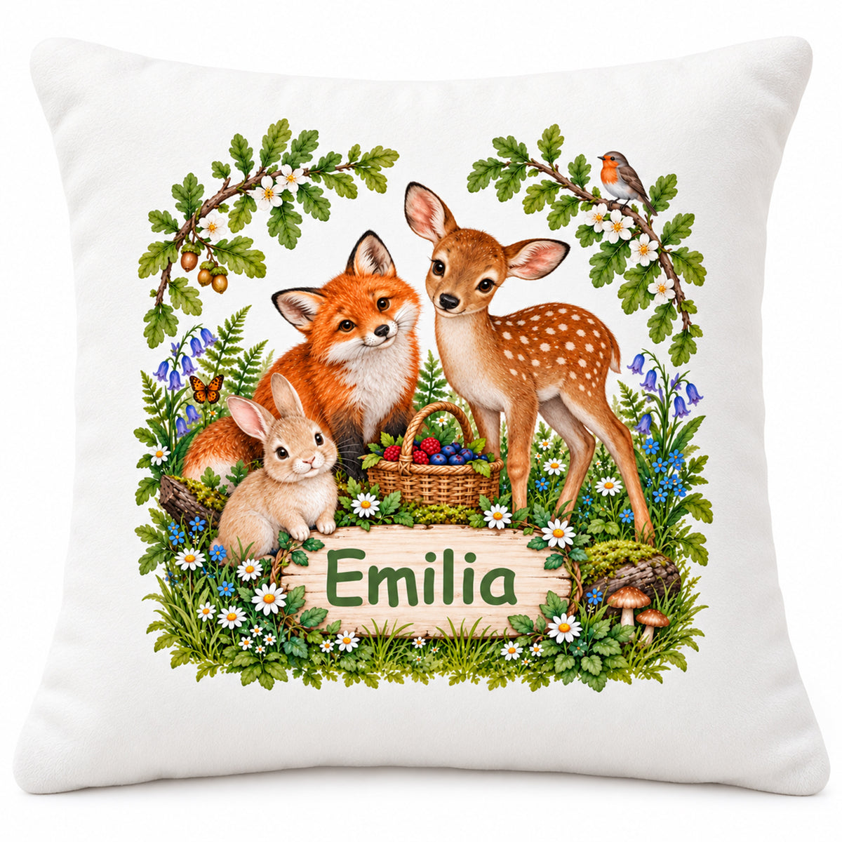Studioansicht des Off-White-Kissens mit Waldtiermotiv „Picknick auf der Waldlichtung“ und Namensbeispiel Emilia.