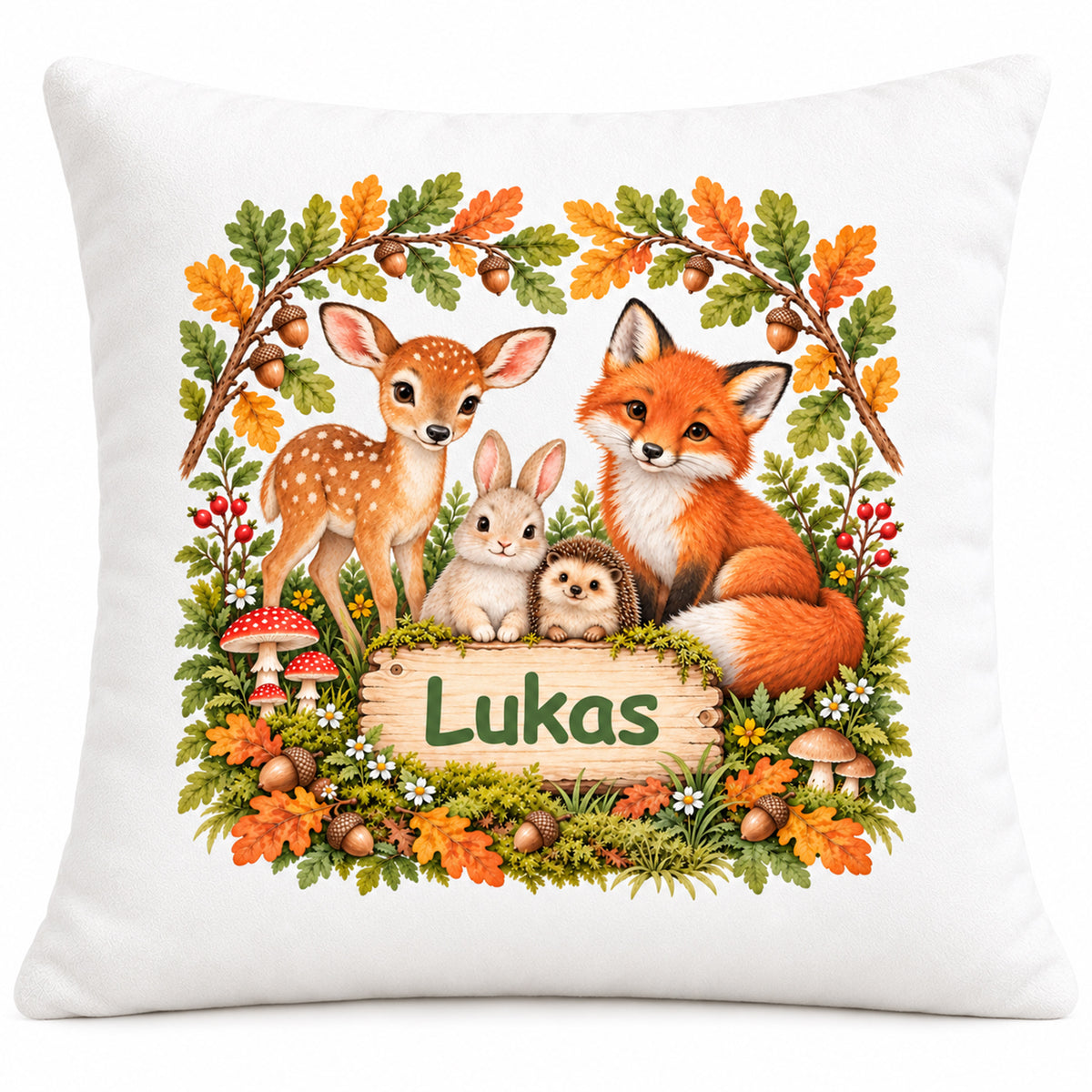 Studioansicht des Off-White-Kissens mit Waldtiermotiv „Herbstfreunde unter Eichenlaub“ und Namensbeispiel Lukas.