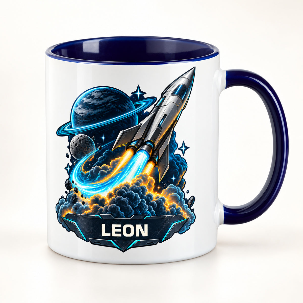 Personalisierte Weltall-Tasse Neonstart mit Beispielname LEON und dunkelblauem Henkel