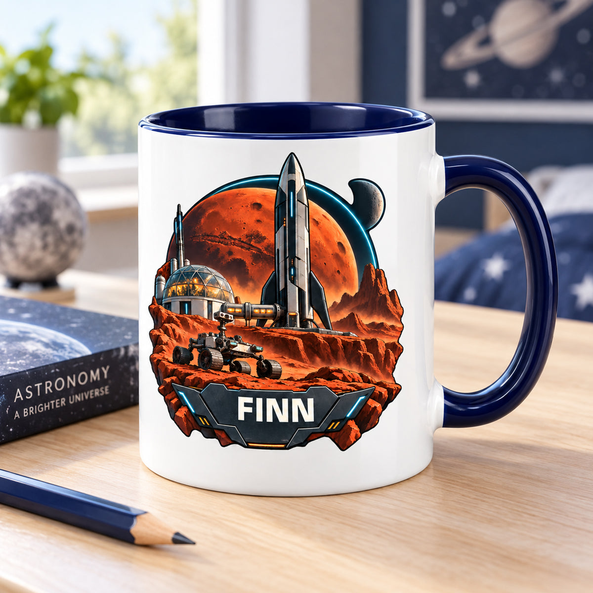 Weltall-Tasse Marsbasis mit Beispielname FINN auf einem Schreibtisch