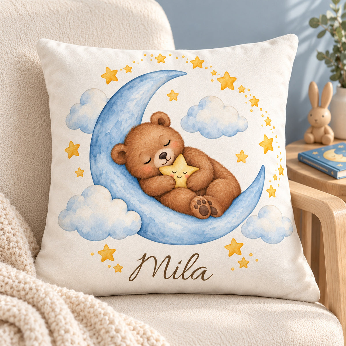 Sternenkuscheln: personalisierter Kissenbezug mit Bär, Mond und Beispielname Mila – Leseecke