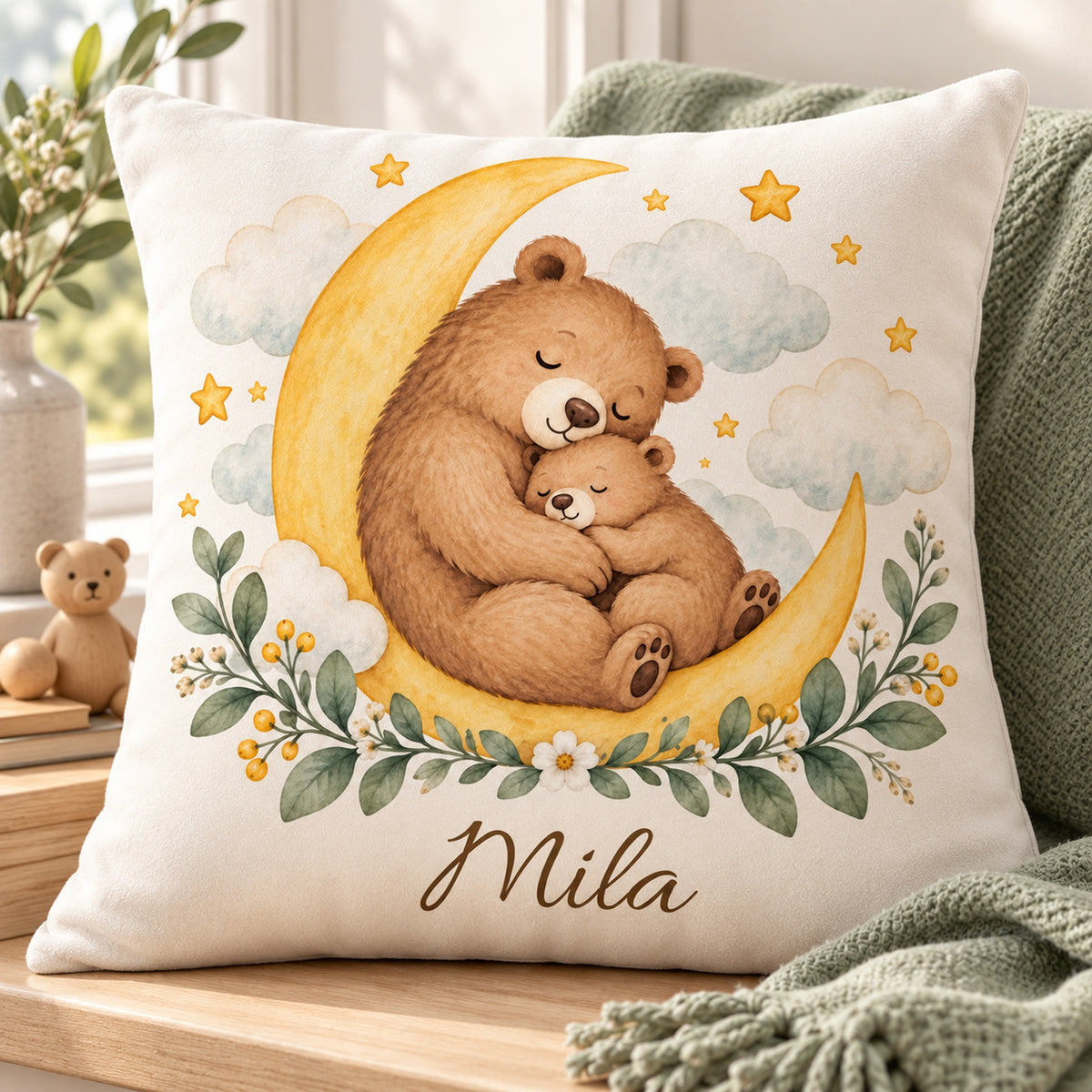Bärenkuscheln: personalisierter Kissenbezug mit Bär, Mond und Beispielname Mila – Druckdetail