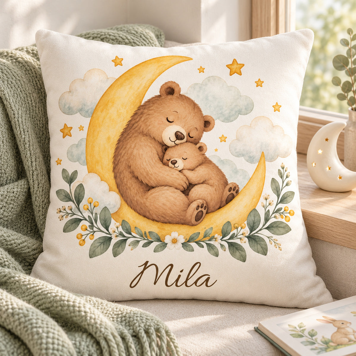 Bärenkuscheln: personalisierter Kissenbezug mit Bär, Mond und Beispielname Mila – Wohnszene