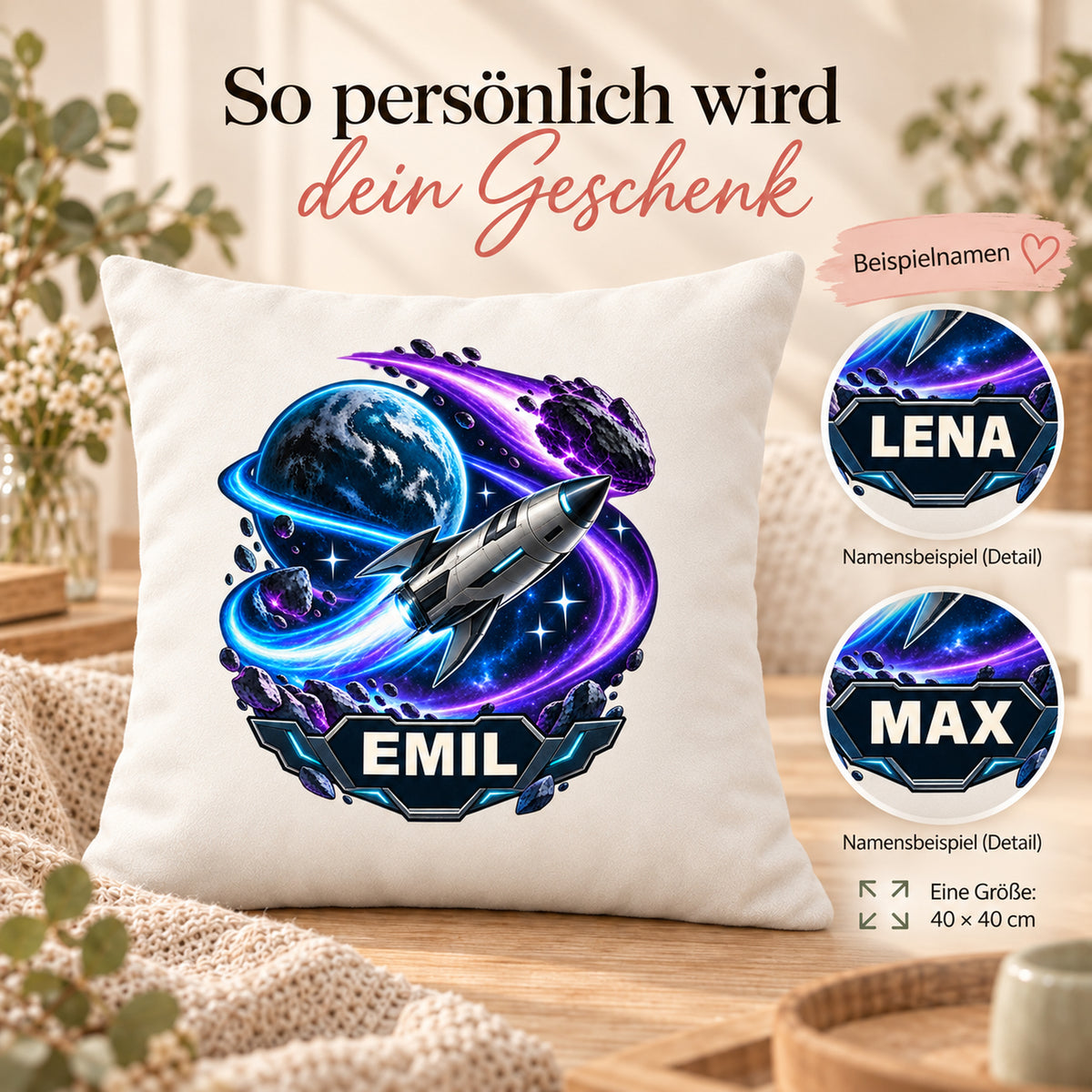Personalisierung: personalisierter Dekokissenbezug Kometenflug mit Rakete und Komet und Beispielname EMIL; 40 × 40 cm.