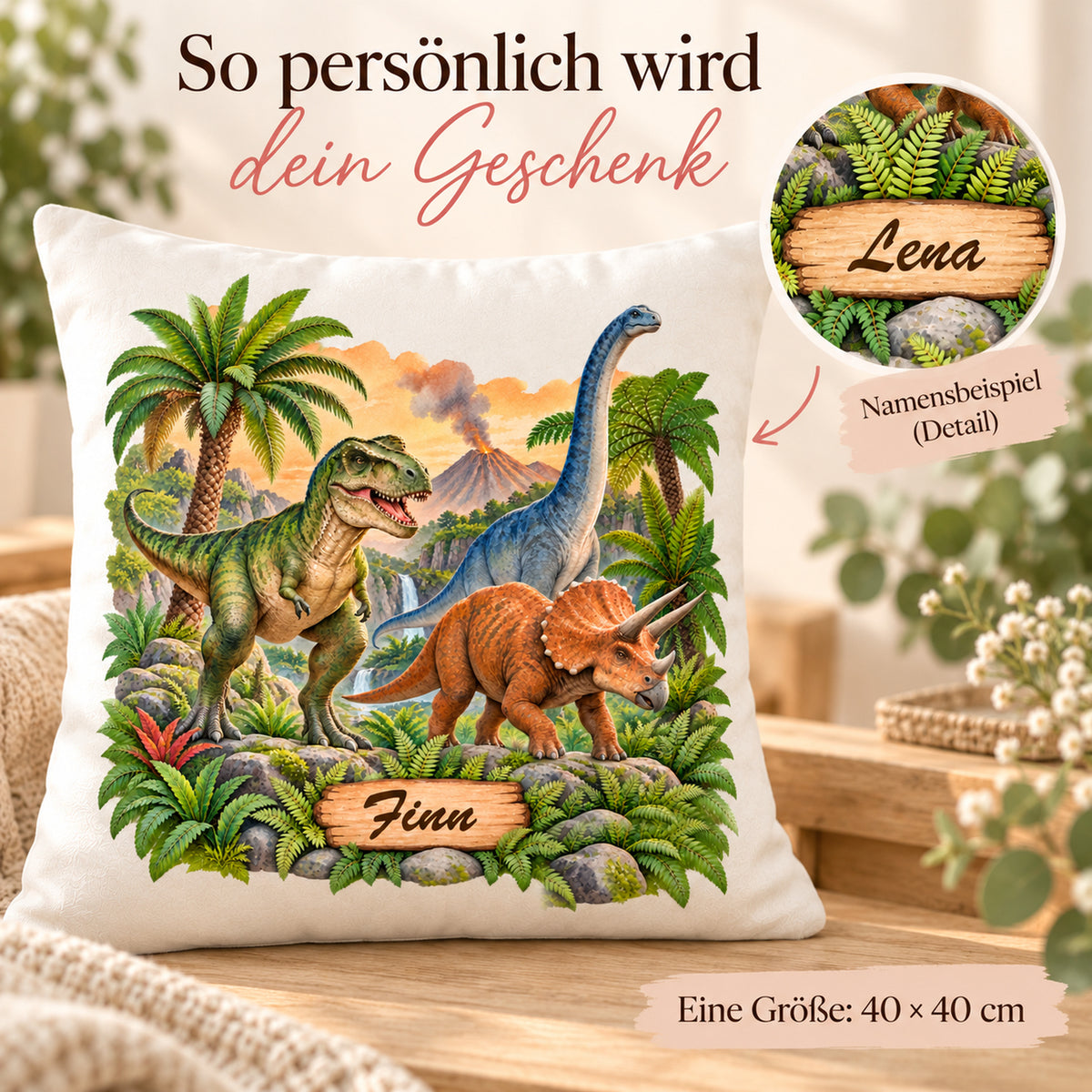 Personalisierter Dinosaurier-Kissenbezug Vulkantal: Finn auf dem Kissen, Lena als Namensbeispiel im Detailkreis. Eine Größe: 40 × 40 cm.