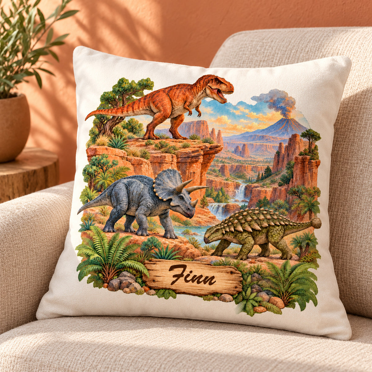 Dinosaurier-Kissenbezug Canyon-Abenteuer, 40 × 40 cm, mit Beispielname Finn – Wohnszene.