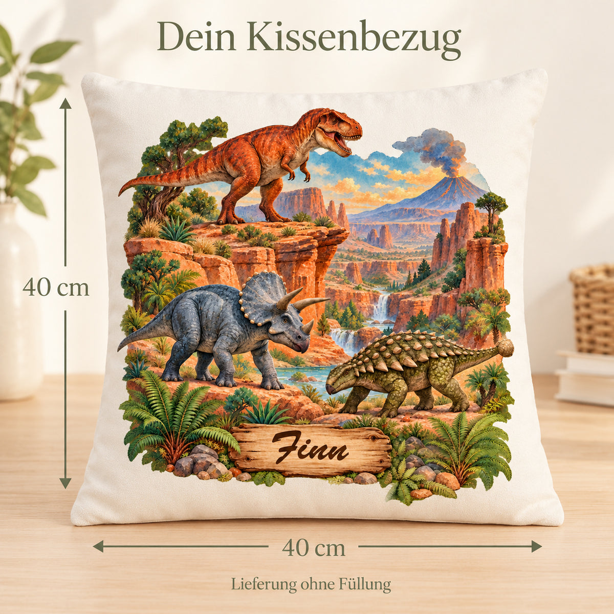 Dinosaurier-Kissenbezug Canyon-Abenteuer, 40 × 40 cm, mit Beispielname Finn – Abmessungen.