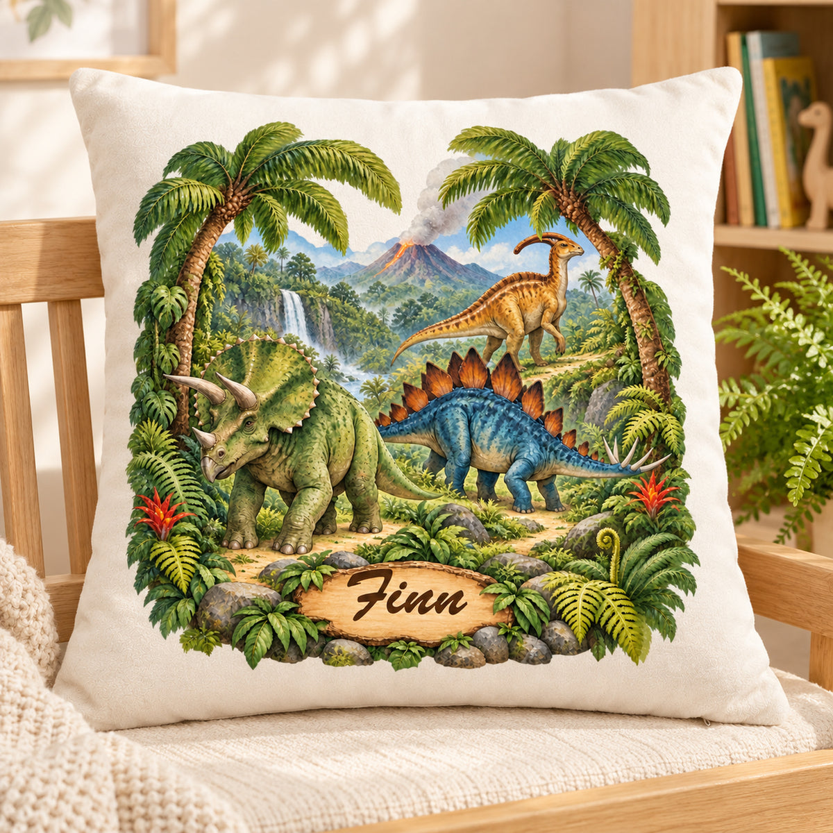 Dinosaurier-Kissenbezug Urwaldpfad, 40 × 40 cm, mit Beispielname Finn – Wohnszene.