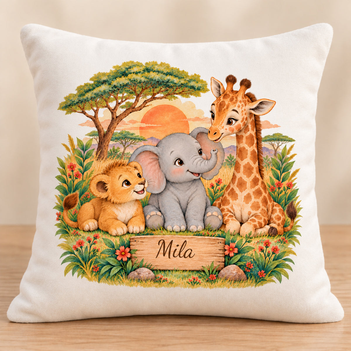 Safari im Abendlicht: Hauptbild des personalisierten Safari-Kissenbezugs mit Beispielname Mila.