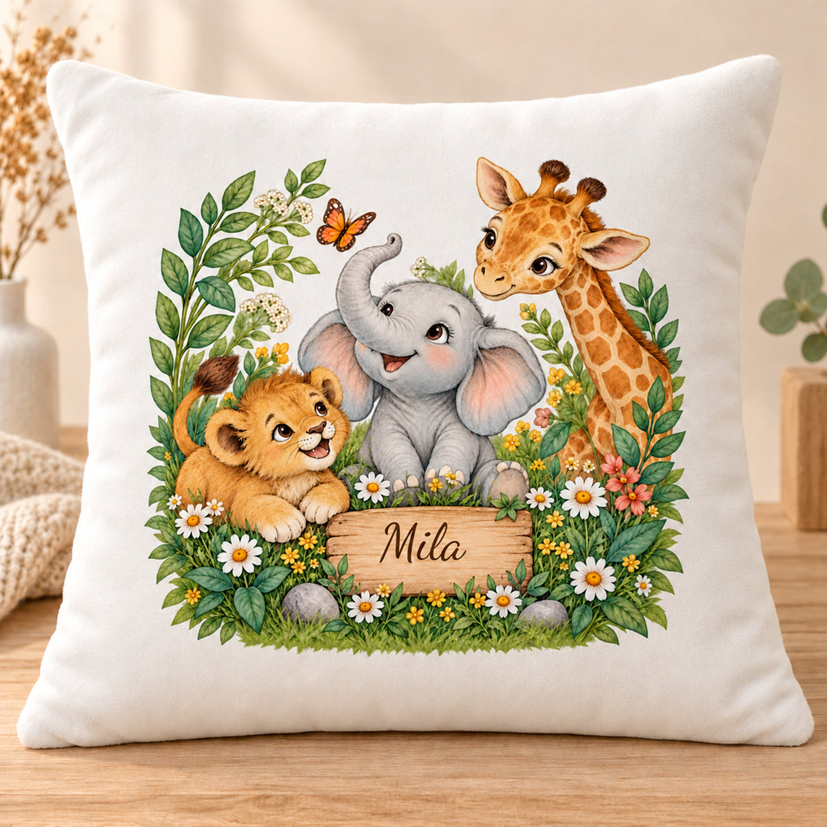 Tierfreunde auf der Blumenwiese: Hauptbild des personalisierten Safari-Kissenbezugs mit Beispielname Mila.