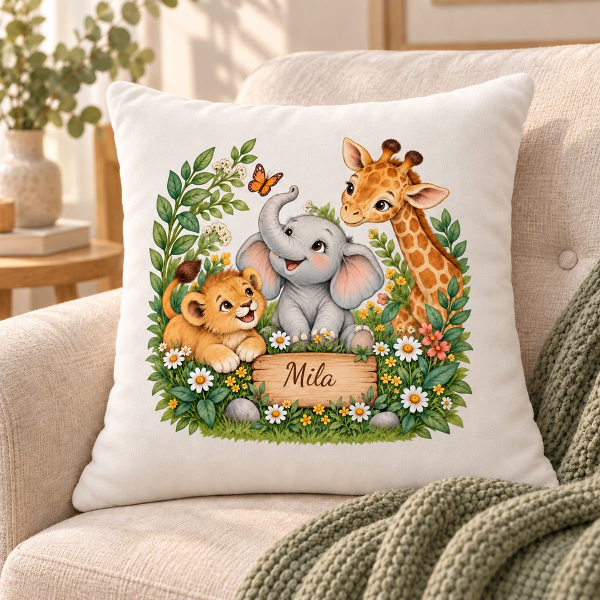 Tierfreunde auf der Blumenwiese: Schrägansicht des personalisierten Safari-Kissenbezugs mit Beispielname Mila.
