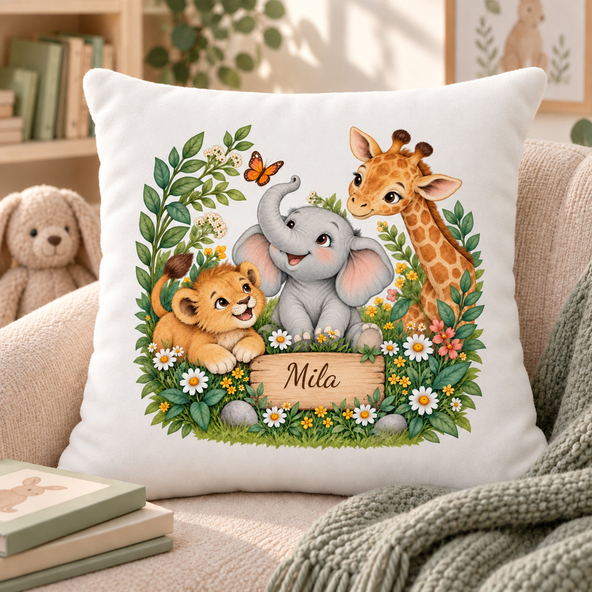 Tierfreunde auf der Blumenwiese: Leseecke des personalisierten Safari-Kissenbezugs mit Beispielname Mila.
