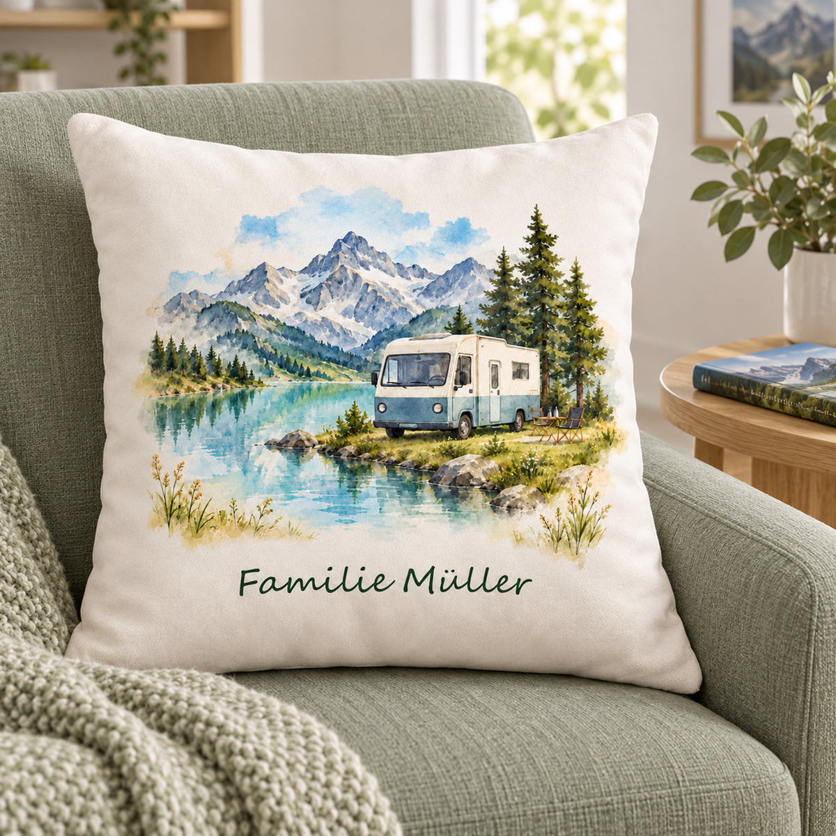 Wohnumgebung: personalisierter Wohnmobil-Kissenbezug Bergsee, 40 × 40 cm, Beispiel Familie Müller