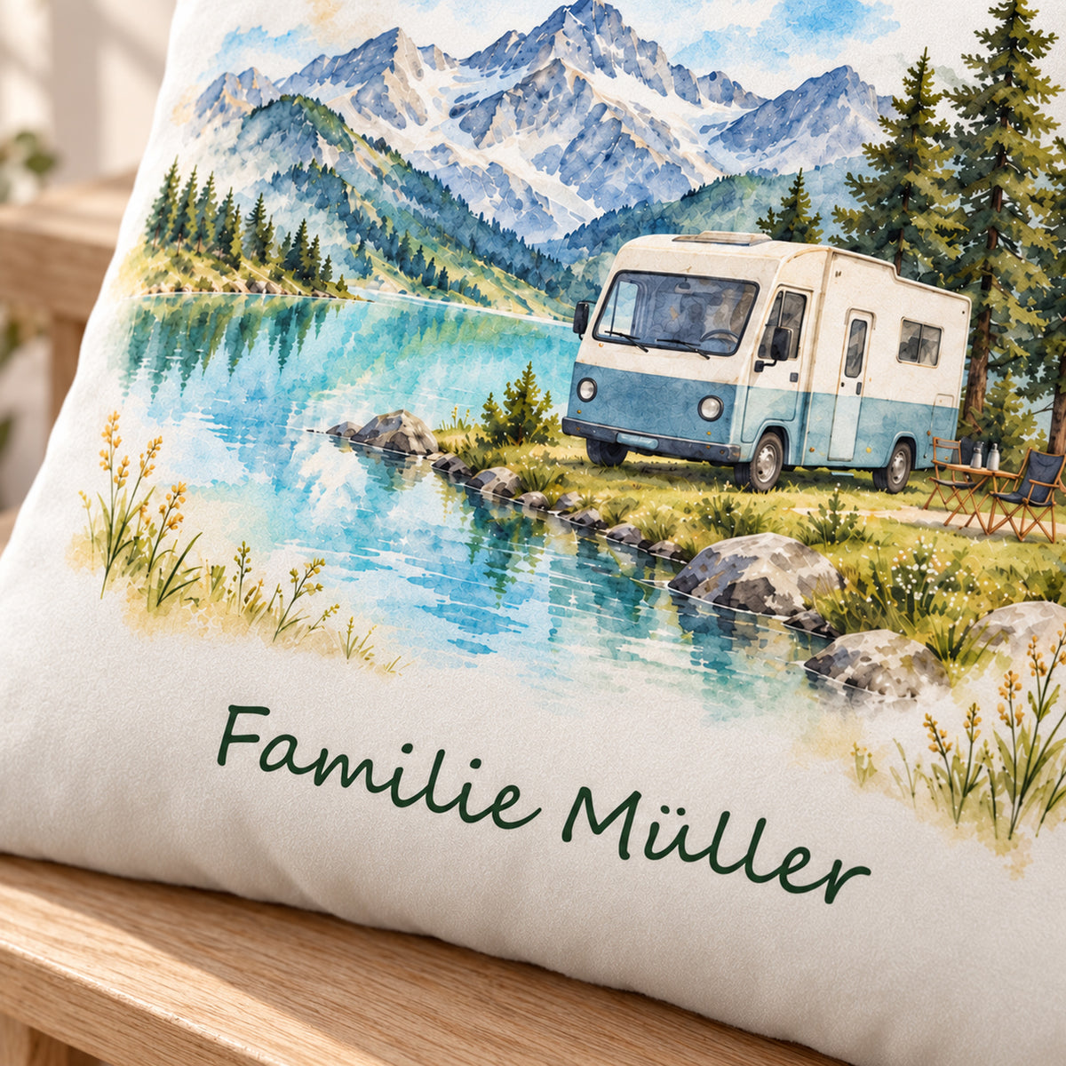 Druckdetail: personalisierter Wohnmobil-Kissenbezug Bergsee, 40 × 40 cm, Beispiel Familie Müller