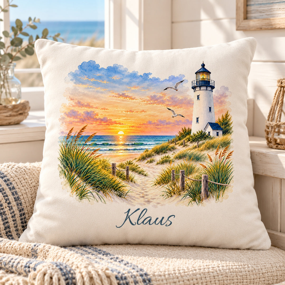 Abendhorizont: Kissenbezug mit Leuchtturm und Beispielname Klaus – Wohnszene