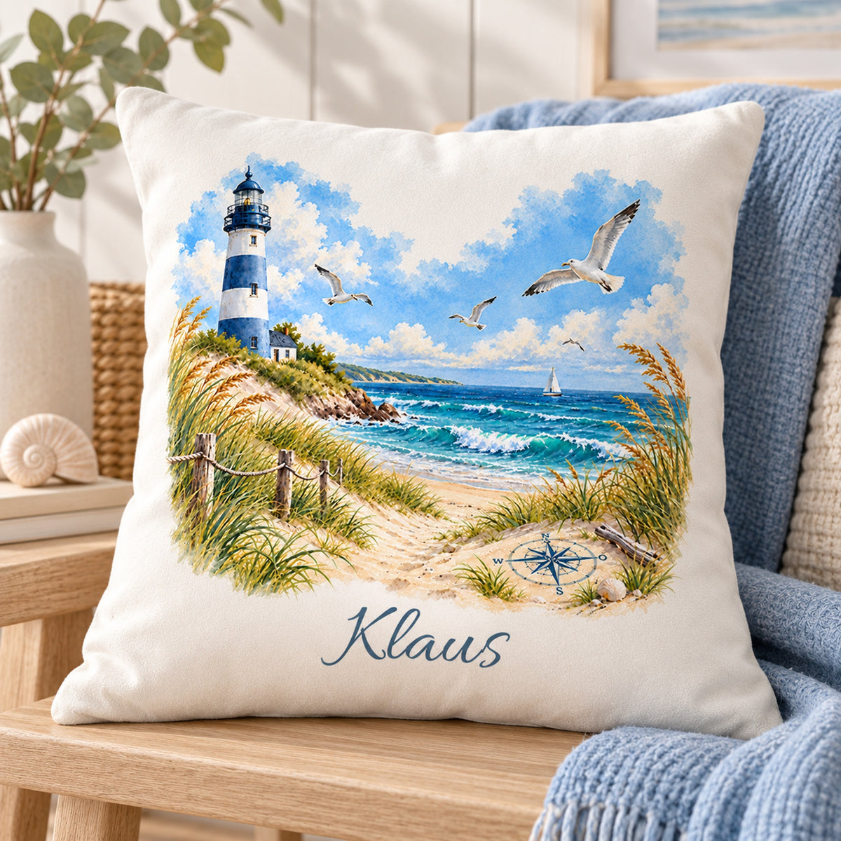 Kompass am Meer: Kissenbezug mit Leuchtturm und Beispielname Klaus – Schrägansicht