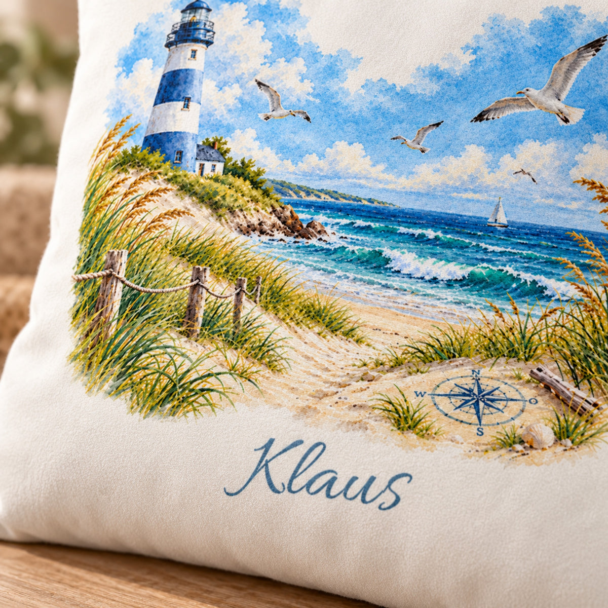 Kompass am Meer: Kissenbezug mit Leuchtturm und Beispielname Klaus – Druckdetail