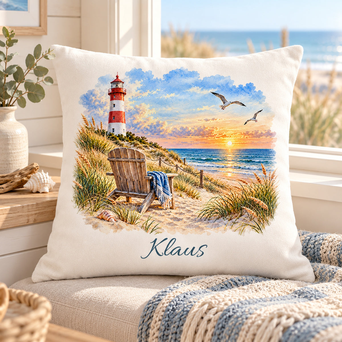 Lieblingsplatz am Meer: Kissenbezug mit Leuchtturm und Beispielname Klaus – Wohnszene