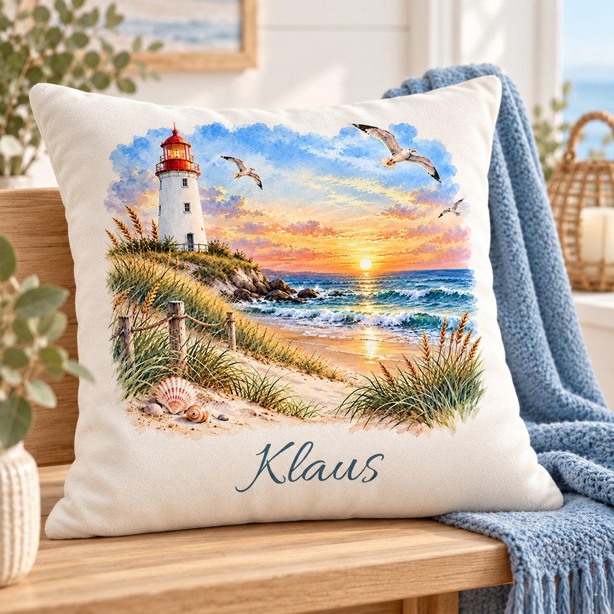 Muscheln am Strand: Kissenbezug mit Leuchtturm und Beispielname Klaus – Schrägansicht