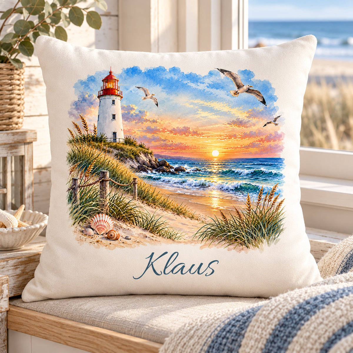 Muscheln am Strand: Kissenbezug mit Leuchtturm und Beispielname Klaus – Wohnszene